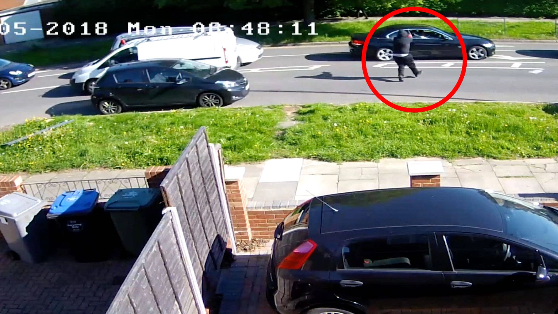 Άγνωστος πυροβολεί γυναίκα μέσα στο ΙΧ της – Σώθηκε από θαύμα (Βίντεο)